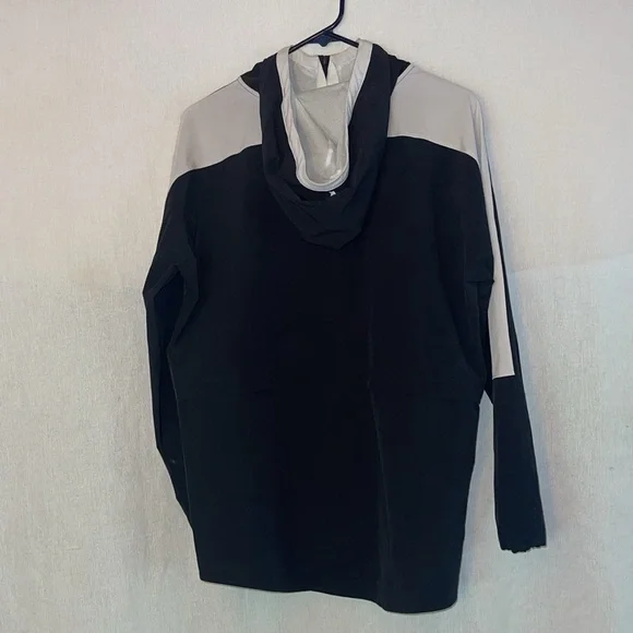 Under Armour Wind Breaker - Picture 3 of 3